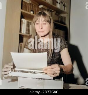 Helga Feddersen, Hamburger Volksschauspielerin, an der Schreibmaschine, Deutschland Mitte 1960er Jahre. Deutsche Schauspielerin Helga Feddersen mit ihrer Schreibmaschine, Deutschland Mitte der 1960er Jahre. Stockfoto