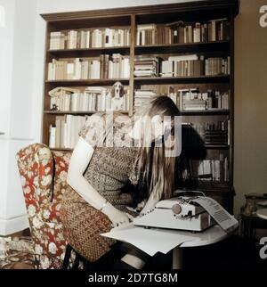 Helga Feddersen, Hamburger Volksschauspielerin, an der Schreibmaschine, Deutschland Mitte 1960er Jahre. Deutsche Schauspielerin Helga Feddersen mit ihrer Schreibmaschine, Deutschland Mitte der 1960er Jahre. Stockfoto