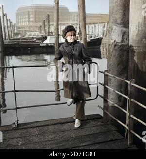 Helga Feddersen, Hamburger Volksschauspielerin, im Hafen Hamburg, Deutschland 1970er Jahre. Deutsche Schauspielerin Helga Feddersen am Hamburger Hafen, Deutschland 1970er Jahre. Stockfoto