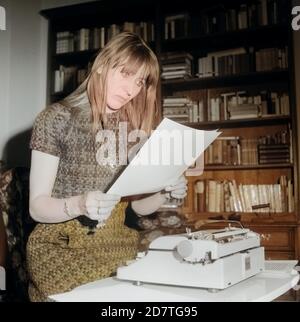 Helga Feddersen, Hamburger Volksschauspielerin, an der Schreibmaschine, Deutschland Mitte 1960er Jahre. Deutsche Schauspielerin Helga Feddersen mit ihrer Schreibmaschine, Deutschland Mitte der 1960er Jahre. Stockfoto