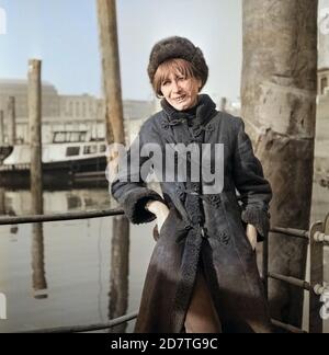 Helga Feddersen, Hamburger Volksschauspielerin, im Hafen Hamburg, Deutschland 1970er Jahre. Deutsche Schauspielerin Helga Feddersen am Hamburger Hafen, Deutschland 1970er Jahre. Stockfoto