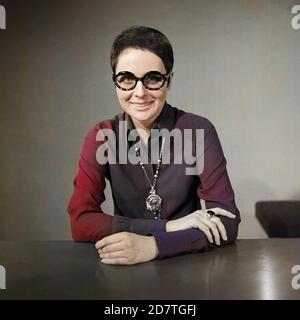 Ann Ladiges, deutsche Fernsehsagerin, Autorin und Drehbuchschreiberin, bei einer Fotosession im Studio Hamburg, Deutschland 1960er Jahre. Die deutsche Fernsehmoderatorin, Autorin und Drehbuchautorin Ann Ladieges bei einem Fotoshooting im TV-Studio in Hamburg, Deutschland der 1960er Jahre. Stockfoto