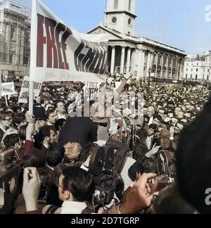 Melina Mercouri, Griechische Schauspielerin (Mitte), spricht bei einer Demonstration für ein Griechenland ohne Militärjunta in London, Großbritannen 1968. Die griechische Schauspielerin Melina Mercouri (Zentrum) spricht im Freien Griechenland vom Militärischen Junta-Protest, Trafalgar Square London, Großbritannien 1968. Stockfoto