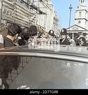 Melina Mercouri, Griechische Schauspielerin (Mitte), bei einer Demonstration für ein Griechenland ohne Militärjunta in London, Großbritannen 1968. Die griechische Schauspielerin Melina Mercouri (Zentrum) spricht im Freien Griechenland vom Militärischen Junta-Protest, Trafalgar Square London, Großbritannien 1968. Stockfoto