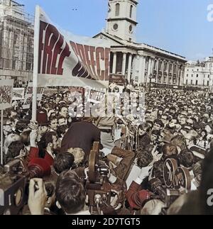 Melina Mercouri, Griechische Schauspielerin (Mitte), spricht bei einer Demonstration für ein Griechenland ohne Militärjunta in London, Großbritannen 1968. Die griechische Schauspielerin Melina Mercouri (Zentrum) spricht im Freien Griechenland vom Militärischen Junta-Protest, Trafalgar Square London, Großbritannien 1968. Stockfoto