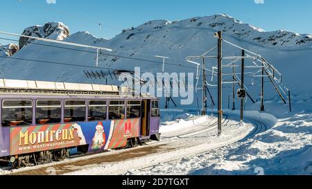 Rochers de Naye, Montreux / Schweiz - 12.25.2019: Santa Claus Paradise Zahnradbahn Kutsche von Rochers de Naye Berggipfel Haltestelle in Stockfoto