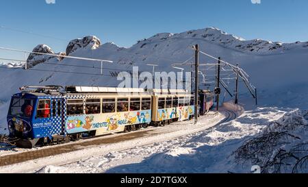 Rochers de Naye, Montreux / Schweiz - 12.25.2019: Murmeltiere Paradies Zahnradbahn Kutsche Ankunft am Rochers de Naye Berggipfel Haltestelle in Stockfoto