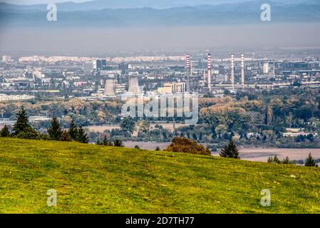 Industrielle Ansicht einer Hauptstadt mit Kaminen und sichtbarem Smog, Landschaft Stadtfoto Stockfoto