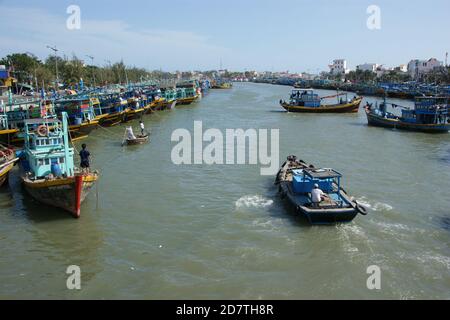 Boote in den Nha Trang Farben verankert und arbeiten am Phan Thiet Fischerhafen. Stockfoto