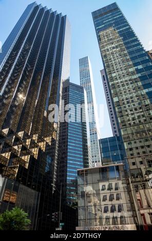 Architektur auf der Fifth Avenue mit Trump Tower, NYC, USA Stockfoto
