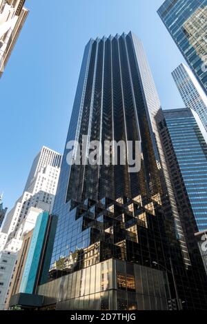 Architektur auf der Fifth Avenue mit Trump Tower, NYC, USA Stockfoto