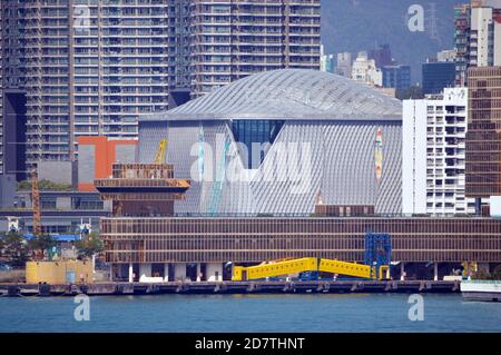 Außenansicht des Xiqu Center (戲曲中心), einem chinesischen Opernhaus im West Kowloon Kulturviertel, Hongkong Stockfoto