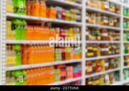 Verschwommener Supermarkt. Verkauf von Waren in einem Einzelhandelsgeschäft. Verschwommener Hintergrund in einem Geschäft. Stockfoto