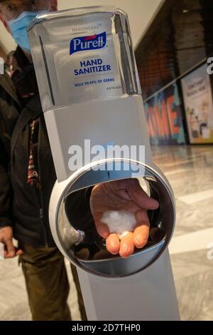 Mann mit der öffentlichen Hand Sanitizer, USA Stockfoto