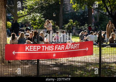 Soziale Distanzierungszeichen sind in New York City aufgrund des Coronavirus, USA, ein häufiger Anblick Stockfoto