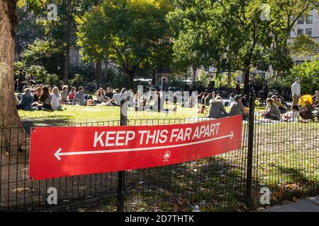 Soziale Distanzierungszeichen sind in New York City aufgrund des Coronavirus, USA, ein häufiger Anblick Stockfoto