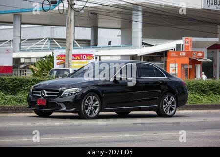 Chiangmai, Thailand - Oktober 16 2020: Luxuswagen Mercedes Benz C220d. Foto an der Radialstraße Nr. 1001 nördlich der stadt chiangmai. Stockfoto