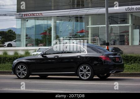 Chiangmai, Thailand - Oktober 16 2020: Luxuswagen Mercedes Benz C220d. Foto an der Radialstraße Nr. 1001 nördlich der stadt chiangmai. Stockfoto