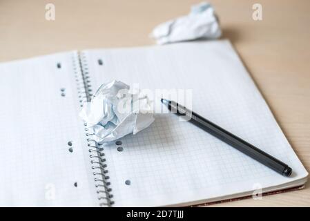 Leeres Notizbuch mit Dorn zerknittertem Papier und Stift Stockfoto