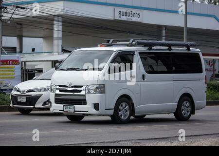 Chiangmai, Thailand - Oktober 16 2020: Privater Toyota Hiace Cargo Van Car. Auf der Straße Nr. 1001, 8 km von Chiangmai Stadt. Stockfoto