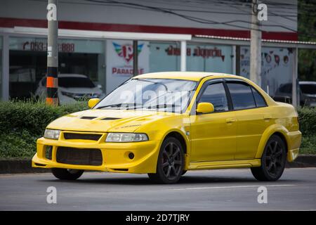 Chiangmai, Thailand - Oktober 16 2020: Privatauto, Mitsubishi Lancer. Foto an der Straße Nr. 121 ca. 8 km von der Innenstadt von Chiangmai, thailand. Stockfoto