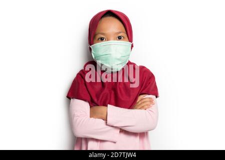 Kleine asiatische muslim hijab Mädchen trägt Maske Stockfoto