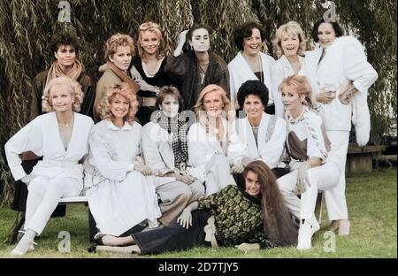 Gruppe von Frauen auf der Internationalen Funkausstellung IFA in Berlin, Deutschland um 1984. Gruppe von Modellen auf der IFA in Berlin um 1984. Stockfoto