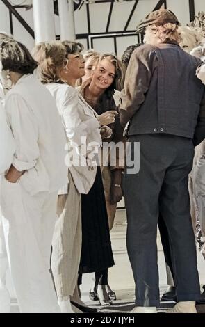 Junge Frau mit Thomas Gottschalk (Rücken) auf der Internationalen Funkausstellung IFA in Berlin, Deutschland um 1984. Junges Modell mit TV-Moderator Thomas Gottschalk (hinten) auf der IFA in Berlin um 1984. Stockfoto