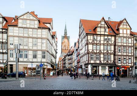 Hannover, Deutschland. Okt. 2020. Fachwerkhäuser finden Sie in der Altstadt am Holzmarkt. Im Hintergrund sieht man die Marktkirche. Hannover will 2025 Kulturhauptstadt werden. Am 28.10.2020 wird eine Jury bekanntgeben, wer 2025 die Kulturhauptstadt Deutschlands sein wird. Quelle: Hauke-Christian Dittrich/dpa/Alamy Live News Stockfoto