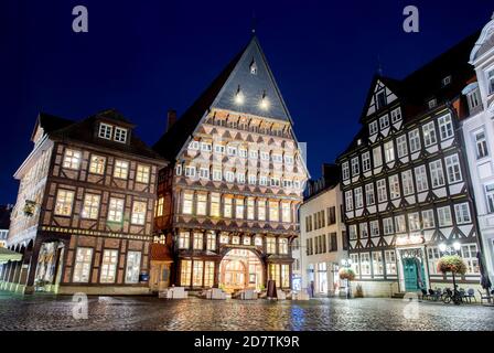 Hildesheim, Deutschland. Oktober 2020. Auf dem Marktplatz in der Innenstadt befinden sich das historische Knochenschneidebüro mit zahlreichen Dekorationen am Giebel und das angrenzende Bäckereibüro. Hildesheim will 2025 Kulturhauptstadt werden. Am 28.10.2020 wird eine Jury bekanntgeben, wer 2025 die Kulturhauptstadt Deutschlands sein wird. Quelle: Hauke-Christian Dittrich/dpa/Alamy Live News Stockfoto