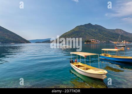 Boote ankerten an der Küste der Stadt Perast in der Bucht von Kotor. Montenegro Stockfoto