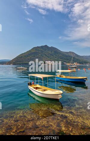 Boote ankerten an der Küste der Stadt Perast in der Bucht von Kotor. Montenegro Stockfoto