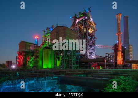 DUISBURG, 18. SEPTEMBER 2020: Industrielles Erbe der alten Wirtschaft, beleuchtete Ruine des Stahlwerks im Landschaftspark Duisburg am Septe Stockfoto