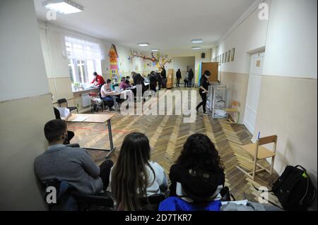 Lviv, Ukraine, 25. Oktober 2020. Kommunalwahlen in der Ukraine 2020. Bei den Kommunalwahlen stimmen die Menschen im Wahllokal ab. Oktober 2020 inmitten der laufenden Coronavirus COVID-19 Pandemie. Die Ukrainer im ganzen Land gingen zu den Wahlurnen für Kommunalwahlen. Stockfoto