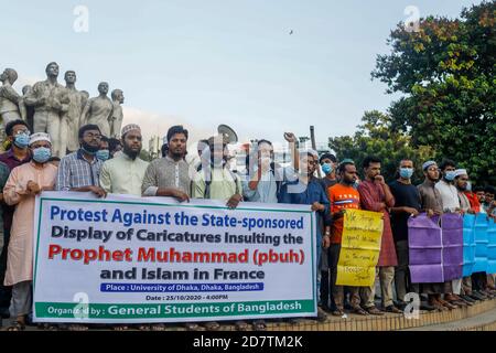 Demonstranten halten Plakate und ein Banner, das ihre Meinung während der Demonstration gegen den Druck von satirischen Skizzen des Propheten Mohammed durch die französische Zeitschrift Charlie Hebdo zum Ausdruck bringt. Stockfoto