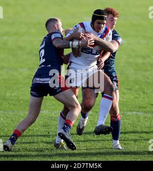 Ben Jones-Bishop von Wakefield Trinity wird während des Matches der Betfred Super League im Mobile Rocket Stadium, Wakefield, in Angriff genommen. Stockfoto