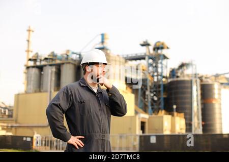 Porträt eines Industriedirektors, der in der Nähe der Fabrik draußen steht. Stockfoto