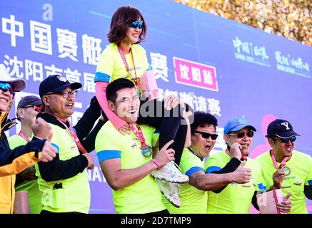 Shenyang, Shenyang, China. Oktober 2020. LiaoningÃ¯Â¼Å'CHINA-der 3. Shenyang International Rowing Open Wettbewerb endet am 18. Oktober 2020 in Shenyang, Provinz Liaoning. Am selben Tag wurde das große Finale ''Guan Gong vs. Qin Qiong''' zwischen dem Ruderteam der Jimei Universität und dem Drachenbootteam des Shenyang Sports Bureau, dem Gewinner des 10. Shenyang Dragon Boat Grand Prix, gestartet. Am Ende gewann das Ruderteam der jimei University. Quelle: SIPA Asia/ZUMA Wire/Alamy Live News Stockfoto