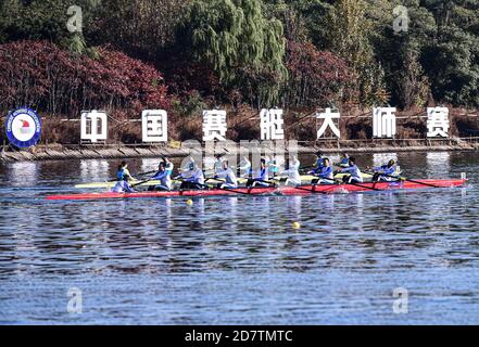 Shenyang, Shenyang, China. Oktober 2020. LiaoningÃ¯Â¼Å'CHINA-der 3. Shenyang International Rowing Open Wettbewerb endet am 18. Oktober 2020 in Shenyang, Provinz Liaoning. Am selben Tag wurde das große Finale ''Guan Gong vs. Qin Qiong''' zwischen dem Ruderteam der Jimei Universität und dem Drachenbootteam des Shenyang Sports Bureau, dem Gewinner des 10. Shenyang Dragon Boat Grand Prix, gestartet. Am Ende gewann das Ruderteam der jimei University. Quelle: SIPA Asia/ZUMA Wire/Alamy Live News Stockfoto