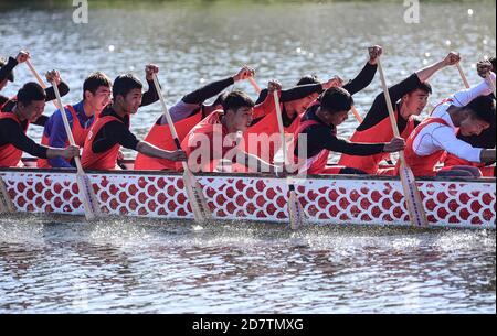 Shenyang, Shenyang, China. Oktober 2020. LiaoningÃ¯Â¼Å'CHINA-der 3. Shenyang International Rowing Open Wettbewerb endet am 18. Oktober 2020 in Shenyang, Provinz Liaoning. Am selben Tag wurde das große Finale ''Guan Gong vs. Qin Qiong''' zwischen dem Ruderteam der Jimei Universität und dem Drachenbootteam des Shenyang Sports Bureau, dem Gewinner des 10. Shenyang Dragon Boat Grand Prix, gestartet. Am Ende gewann das Ruderteam der jimei University. Quelle: SIPA Asia/ZUMA Wire/Alamy Live News Stockfoto