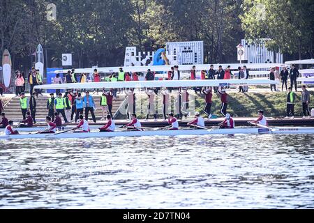 Shenyang, Shenyang, China. Oktober 2020. LiaoningÃ¯Â¼Å'CHINA-der 3. Shenyang International Rowing Open Wettbewerb endet am 18. Oktober 2020 in Shenyang, Provinz Liaoning. Am selben Tag wurde das große Finale ''Guan Gong vs. Qin Qiong''' zwischen dem Ruderteam der Jimei Universität und dem Drachenbootteam des Shenyang Sports Bureau, dem Gewinner des 10. Shenyang Dragon Boat Grand Prix, gestartet. Am Ende gewann das Ruderteam der jimei University. Quelle: SIPA Asia/ZUMA Wire/Alamy Live News Stockfoto