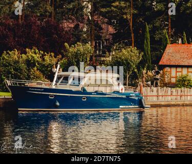 Boot auf dem Fluss Stockfoto