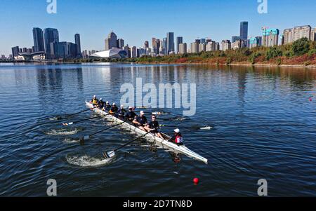 Shenyang, Shenyang, China. Oktober 2020. LiaoningÃ¯Â¼Å'CHINA-der 3. Shenyang International Rowing Open Wettbewerb endet am 18. Oktober 2020 in Shenyang, Provinz Liaoning. Am selben Tag wurde das große Finale ''Guan Gong vs. Qin Qiong''' zwischen dem Ruderteam der Jimei Universität und dem Drachenbootteam des Shenyang Sports Bureau, dem Gewinner des 10. Shenyang Dragon Boat Grand Prix, gestartet. Am Ende gewann das Ruderteam der jimei University. Quelle: SIPA Asia/ZUMA Wire/Alamy Live News Stockfoto