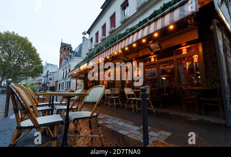 Das Cafe Saint Jean am regnerischen Morgen. Es ist ein traditionelles französisches Café im Viertel Montmartre, Paris, Frankreich. Stockfoto