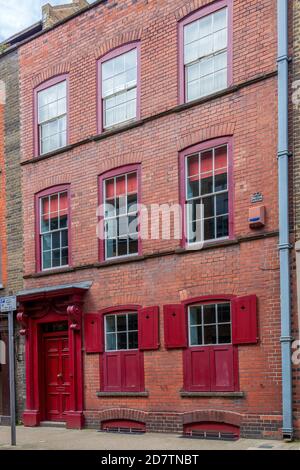 London, UK, July 1, 2012 : renoviertes georgianisches Reihenhaus in Spitafields, das einst die Heimat eines wohlhabenden Hugenotten Seidenhändlers war und ein beliebtes Dorf ist Stockfoto