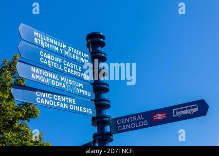 Cardiff, Wales, UK, September 14, 2016 : Straßenschild mit Wegweisern nach Cardiff Bay, Millennium Stadium, Cardiff Castle und dem Nationalmuseum Stockfoto