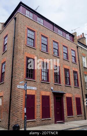 London, UK, July 1, 2012 : renoviertes georgianisches Reihenhaus in Spitafields, das einst die Heimat eines wohlhabenden Hugenotten Seidenhändlers war und ein beliebtes Dorf ist Stockfoto