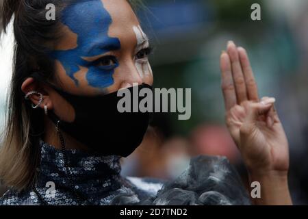 Ein LGBT-Aktivist für Demokratie sah während der Demonstration am Kreuzungspunkt von Ratchaprasong einen dreifingerigen Gruß erheben.Tausende regierungsfeindliche Demonstranten versammelten sich am Sonntag am Kreuzungspunkt von Ratchaprasong. Nachdem Premierminister Prayut Chan-o-cha sich geweigert hatte, die Frist der Demonstranten am Samstag einzuhalten, um den Premierminister zu entsagen, bevor das Parlament eine Sondersitzung zur Lösung des politischen Konflikts abhält. Stockfoto