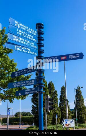 Cardiff, Wales, UK, September 14, 2016 : Straßenschild mit Wegweisern nach Cardiff Bay, Millennium Stadium, Cardiff Castle und dem Nationalmuseum
