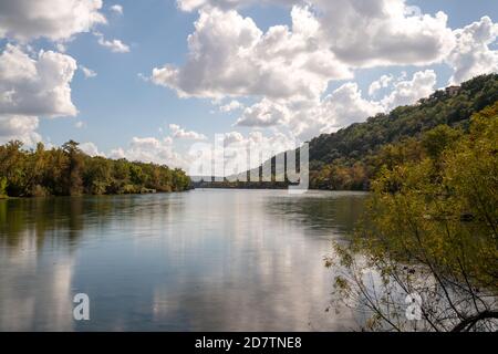 Weitwinkel Blick auf den Colordao Riverin Texas mit großen Wolken am Himmel Stockfoto